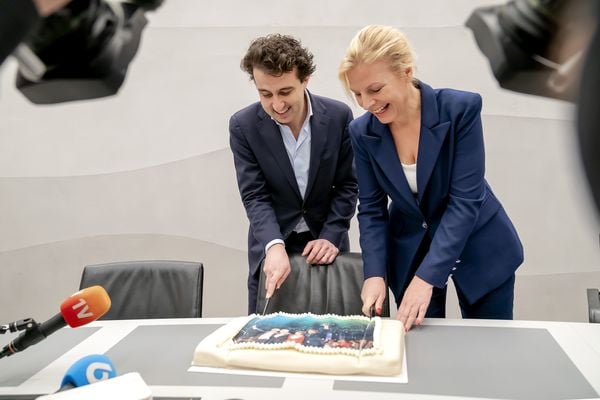 esse Klaver (Groenlinks) en Attje Kuiken (PvdA) snijden samen een taart aan.