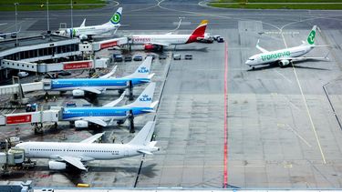 SCHIPHOL - Vliegtuigen aan de gate gezien vanuit de verkeerstoren van luchthaven Schiphol. ANP JEFFREY GROENEWEG