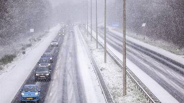 HEERLEN - Zuid-Limburg is bedekt onder een laagje sneeuw van enkele centimeters. Het is winters weer. Weerinstituut KNMI waarschuwt voor gladde wegen. ANP MARCEL VAN HOORN