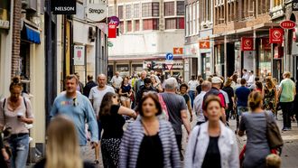 Publiek aan het winkelen in de Grote Houtstraat in Haarlem. Foto: ANP / Remko de Waal