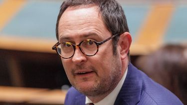 epa12893718 Member of the Chamber of Representatives of Belgium, Vincent Van Quickenborne, attends a plenary session in the Belgian Federal Parliament in Brussels, Belgium, 16 April 2026.  Members of parliament question the prime minister on the government’s plans regarding rising fuel prices and the planned increase in fuel taxes.  EPA/OLIVIER MATTHYS