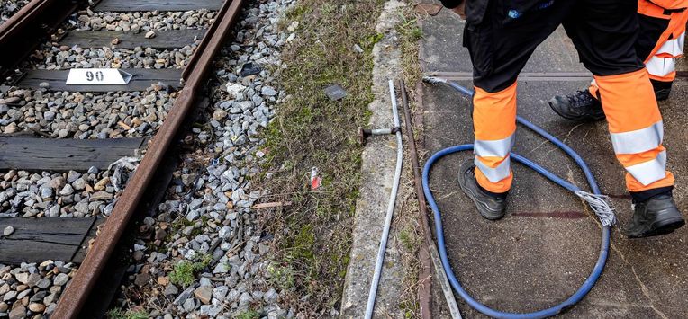 AMERSFOORT - Materiaal dat is gevonden tijdens de sabotage van het spoor op Prinsjesdag ligt bij spooronderhoudsaannemer Asset Rail. Staatssecretaris Annet Bertram (Infrastructuur en Waterstaat) bezocht medewerkers van Asset Rail en ProRail. De medewerkers hielpen het spoor opruimen na de sabotageacties in het midden en het oosten van het land. RAMON VAN FLYMEN / ANP