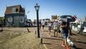 MARKEN - Toeristen zoeken met het warme weer verkoeling op. De komende dagen gaat Nederland gebukt onder een hittegolf met tropische temperaturen van meer dan 30 graden. ANP REMKO DE WAAL