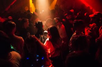 nachtclub discotheek uitgaan coronabesmettingen testbeleid injectienaald drogeren jongeren