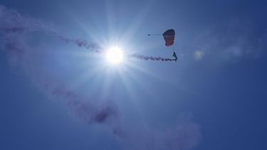 EDE - Parachutisten landen op de Ginkelse Heide tijdens de herdenking van Operatie Market Garden. Tachtig jaar geleden, op 18 september 1944, landden ruim tweeduizend geallieerde parachutisten op de heide als onderdeel van Operatie Market Garden. ANP KOEN VAN WEEL