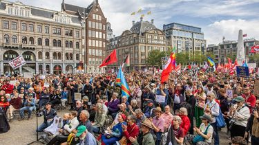 AMSTERDAM – Demonstranten nemen deel aan het Nationaal Vredesprotest. Het protest op de Dam en de aansluitende mars werden georganiseerd door de beweging Stop de Oorlogskoorts, een coalitie van progressieve organisaties die zich onder meer zorgen maken over de stijgende defensie-uitgaven. DINGENA MOL / ANP