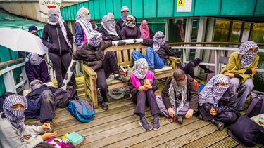 NIJMEGEN - Bij de bezetting van een gebouw van de Radboud Universiteit in Nijmegen is mogelijk een gevaarlijke situatie ontstaan. Ongeveer tien actievoerders bezetten een gebouw aan de Heyendaalseweg, waarin een aantal supergeleidende magneten en koelgassen aanwezig zijn. ANP PERSBUREAU HEITINK