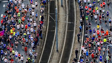 Huwelijksaanzoek bij finish Marathon Rotterdam.  / ANP