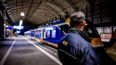 DEN HAAG - Op het perron van Station Den Haag Hollands Spoor werd om dertig minuten over tien in de avond het treinverkeer voor drie minuten stil gelegd. Aanleiding was een mishandeling van een hoofdconducteur en een machinist. ANP ROBIN UTRECHT