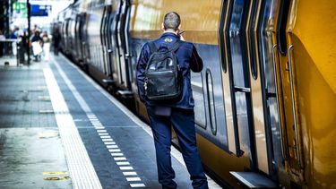 AMSTERDAM - Een conducteur van de NS aan het werk tijdens de ochtendspits op station Amsterdam Zuid. Als gevolg van het personeelstekort bij het vervoersbedrijf rijden er op een aantal trajecten minder treinen. ANP RAMON VAN FLYMEN Drama met de trein? Om deze redenen kun je je geld bij de NS terugvragen. geld terug ns