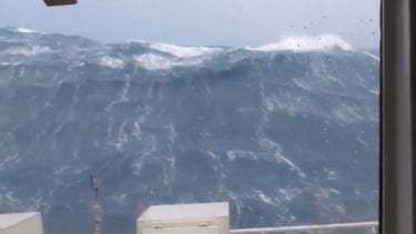 Schip vaart tegen enorme golven op de Noordzee