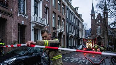 AMSTERDAM - Schade aan de Vondelkerk na brand. De Vondelkerk dreigt niet verder in te storten, de muren van het brandende gebouw blijven staan. Een constructeur heeft vastgesteld dat er geen verder instortingsgevaar is. Dat meldt de Veiligheidsregio Amsterdam-Amstelland. DINGENA MOL / ANP