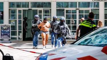 DEN HAAG - Het team van de politie heeft een man aangehouden in het stadhuis. Hij werd met een zwarte blinddoek om naar buiten gevoerd. De man droeg alleen een onderbroek. Het stadhuis werd ontruimd vanwege een verdachte situatie. JOHN VAN DER TOL / ANP