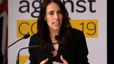 Premier Nieuw-Zeeland verlaagt salaris vanwege crisis