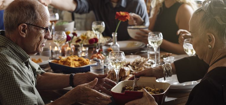 Wachten met eten tot iedereen een bordje vol heeft: dat ongemak zit vooral in je hoofd