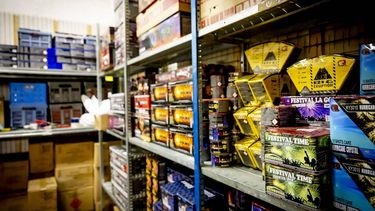 RIJSWIJK - Vuurwerk ligt opgeslagen in een bunker bij een handelaar. De VVD steunt onder voorwaarden de wet voor een algeheel vuurwerkverbod van GroenLinks-PvdA en de Partij voor de Dieren. Daarmee is de wet dichter bij een Kamermeerderheid. ANP ROBIN UTRECHT