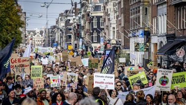 2023-11-12 13:39:40 AMSTERDAM - Deelnemers  tijdens een mars voor klimaat en rechtvaardigheid. De deelnemers willen de politiek oproepen maatregelen te nemen tegen problemen waar Nederland mee te maken krijgt. Ze hebben het over de klimaatcrisis, racisme, biodiversiteitscrisis, armoede en de wooncrisis. ANP ROBIN UTRECHT