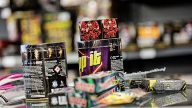 HENGELO - Klanten bij een locatie waar vuurwerk wordt verkocht op oudejaarsdag. ANP EMIEL MUIJDERMAN