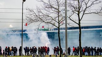 Supporters Feyenoord bij Kuip voor Klassieker