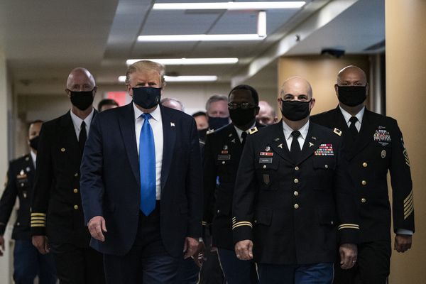 Een foto van Donald Trump met een mondkapje
