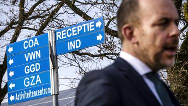 TER APEL - Minister Bart van den Brink (Asiel en Migratie) tijdens een persmoment na afloop van een werkbezoek aan het aanmeldcentrum in Ter Apel. Hij ging in gesprek met de betrokken instanties, zoals het Centraal Orgaan Opvang Asielzoekers (COA) en de Nederlandse Immigratie- en Naturalisatiedienst (IND). Ook sprak hij met burgemeester Jaap Velema van Westerwolde. REMKO DE WAAL / ANP