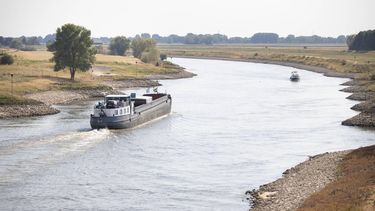 ARNHEM - Een binnenvaartschip vaart over de laag staande IJssel bij Arnhem. ANP JASPER JUINEN