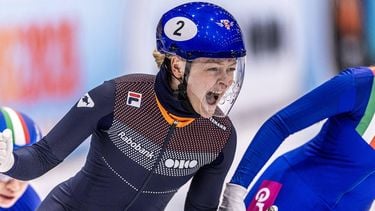 TILBURG - Xandra Velzeboer (NED) viert winst tijdens de finale van de 1000 meter tijdens de tweede dag van de Europese kampioenschappen shorttrack. Dit EK was een laatste krachtmeting voor de shorttrackers op weg naar de Olympische Spelen van Milaan. IRIS VAN DEN BROEK / ANP