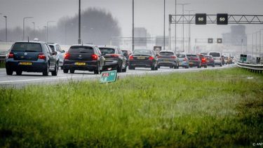 DEN HAAG - File op de A12. Met bijna 1000 kilometer file is het donderdagavond nu al de drukste avondspits van het jaar, meldt de ANWB. ANP ROBIN UTRECHT