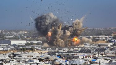 epa12694269 A view of an explosion during an Israeli airstrike that targeted the Ghaith camp, which shelters displaced people, in the Al-Mawasi area west of Khan Younis, in the southern Gaza Strip, 31 January 2026.  EPA/HAITHAM IMAD