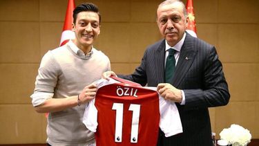Voetballer Özil zou foto met Erdogan zo weer maken