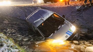 auto water, gladheid, glad, sneeuw