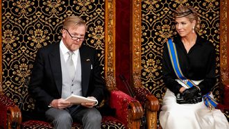 DEN HAAG - Koning Willem-Alexander leest, met koningin Maxima naast hem, de troonrede voor aan leden van de Eerste en Tweede Kamer op Prinsjesdag in de Koninklijke Schouwburg. Op de derde dinsdag van september wordt het nieuwe werkjaar van de Eerste en Tweede Kamer geopend. ROBIN VAN LONKHUIJSEN / ANP