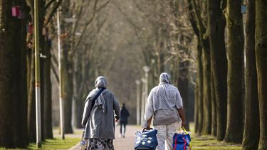 TER APEL - Bewoners van het COA tijdens een persmoment van Bart van den Brink, minister van Asiel en Migratie, na afloop van een werkbezoek aan het aanmeldcentrum in Ter Apel. Hij ging in gesprek met de betrokken instanties, zoals het Centraal Orgaan Opvang Asielzoekers (COA) en de Nederlandse Immigratie- en Naturalisatiedienst (IND). Ook sprak hij met burgemeester Jaap Velema van Westerwolde. REMKO DE WAAL / ANP