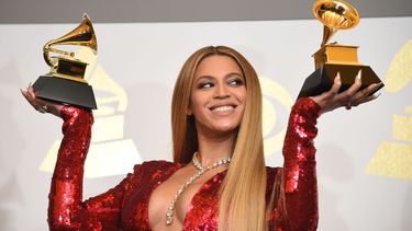 Beyoncé valt tijdens optreden Coachella