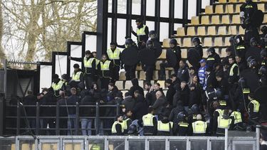 DEVENTER - Het uitvak wordt ontruimd door de Mobile eenheid tijdens de Nederlandse Eredivisie wedstrijd tussen Go Ahead Eagles en PEC Zwolle in De Adelaarshorst op 5 april 2026 in Deventer, Nederland. VINCENT JANNINK / ANP