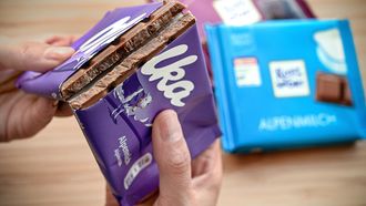 Milka roept populaire Caramel-chocoladereep terug: er zit mogelijk rubber in