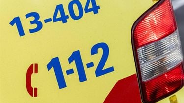 AMSTERDAM - Ambulance logo op de auto. ANP XTRA LEX VAN LIESHOUT