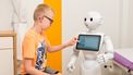 Robot Pepper helpt kinderen poepen 
