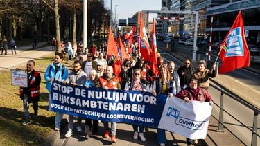 ambtenaar staken nulliijn salaris verdienen rijksambtenaren