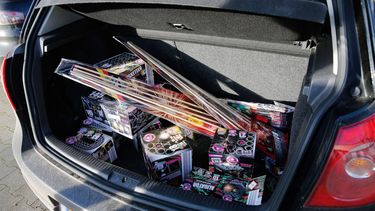 EMLICHHEIM - Vuurwerk in een auto op de parkeerplaats van een verkooppunt in Emlichheim, net over de grens met Duitsland. ANP BAS CZERWINSKI