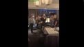 Screenshot van een concert in een hotel