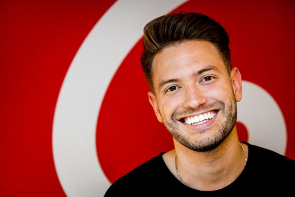 Een foto van Rolf Sanchez met stralende glimlach