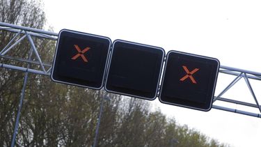 LEIDERDORP - Langs de A4 bij Leiderdorp wordt zondag een damwand geplaatst. Automobilisten die dit weekend op weg gingen, moesten rekening houden met e vertraging. Rijkswaterstaat werkt aan de verbreding van de A4 tussen Burgerveen en Leiderdorp. Dit weekend is de A4 vanuit Amsterdam richting Den Haag afgesloten. ANP  KOEN SUYK