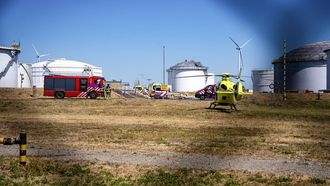 ROTTERDAM - Hulpverleners bij een incident bij een bedrijf aan de Moezelweg in Rotterdam-Europoort waar een dode en meerdere gewonden zijn gevallen. MEDIA TV / ANP