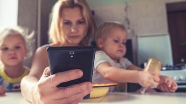 schermtijd, smartphone, ouders, kinderen, opvoeding, onderzoek, telefoon