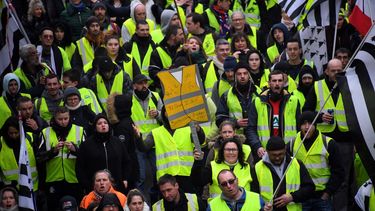 Tienduizenden Gele Hesjes de straat op in Frankrijk
