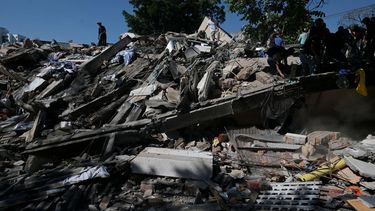 View of the rubble of a collapsed building after an earthquake in Cali, Colombia on August 10, 2026.  A powerful earthquake rocked Colombia and neighboring Latin American countries on August 10, 2026, with medical teams rushing to help victims after buildings were damaged or collapsed in several cities. The Colombian geological service and its American counterpart USGS put the magnitude at 7.4, with an epicenter 100 km (60 miles) underground in the west of the country. Colombia had initially put it at 6.6.
JOAQUIN SARMIENTO / AFP