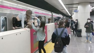 Man verkleed als The Joker steekt 17 mensen neer in trein Tokio