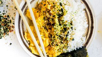 Wat eten we vandaag? Japanse rijstbowl met roerei en nori