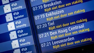 UTRECHT - Een bord met de dienstregeling op Utrecht CS tijdens de landelijke staking in het openbaar vervoer. Tot 8 uur leggen ov-medewerkers het werk neer tegen de plannen van het kabinet om te bezuinigen op de sociale zekerheid. ROBIN UTRECHT / ANP